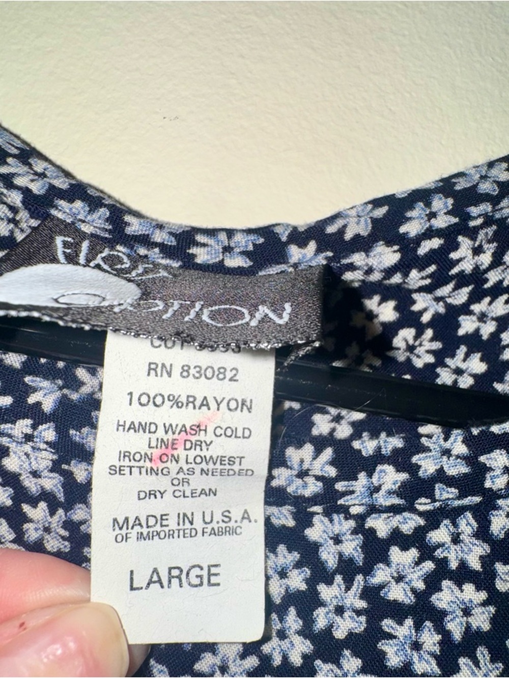 Vintage First Option Made in USA 🇺🇸 Navy & White Floral Rayon Blouse - Picture 5 of 8
